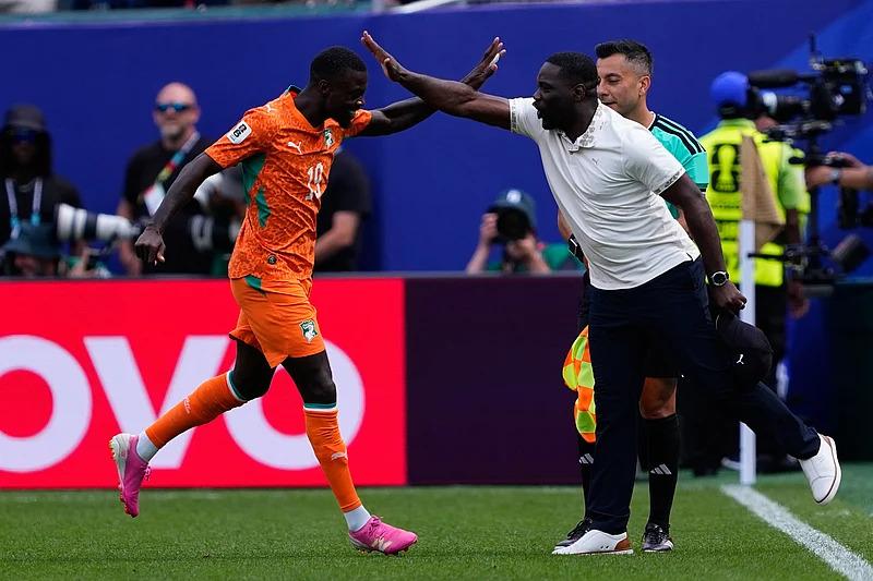 Nicholas Pepe celebrates win