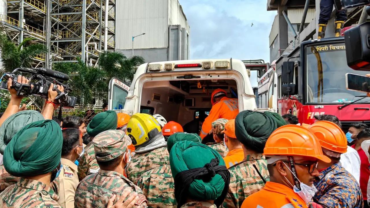 pune building collapse, indian army conducting rescue operations